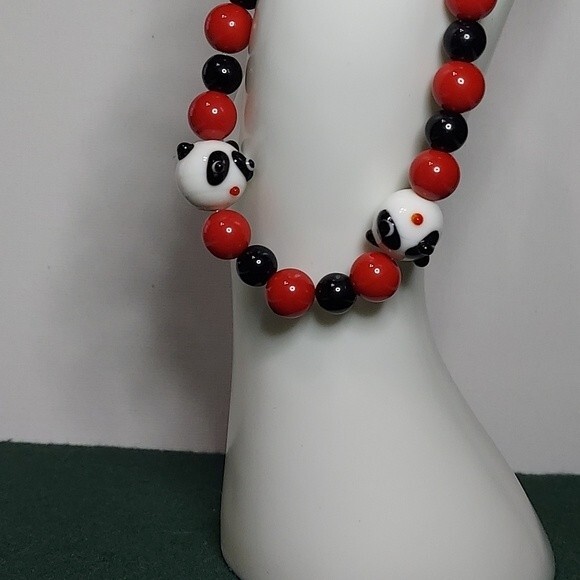 Panda bears Red, Black beads bracelet stretch About 7' wrist - Picture 2 of 3